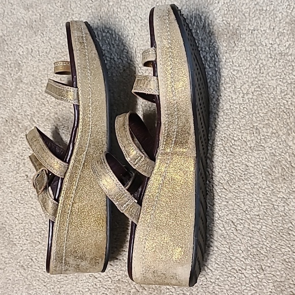 NWOT Donald J Pliner Beige and gold metalic 'Sorge' strappy sandle. Size 9 M - Picture 5 of 8